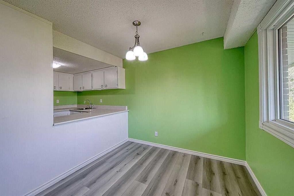 206-2200 Woodview Drive Sw, Calgary, AB - Indoor Photo Showing Bathroom