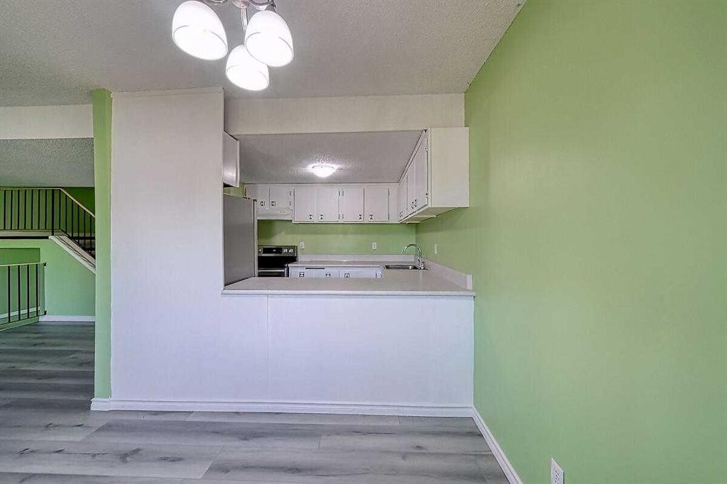 206-2200 Woodview Drive Sw, Calgary, AB - Indoor