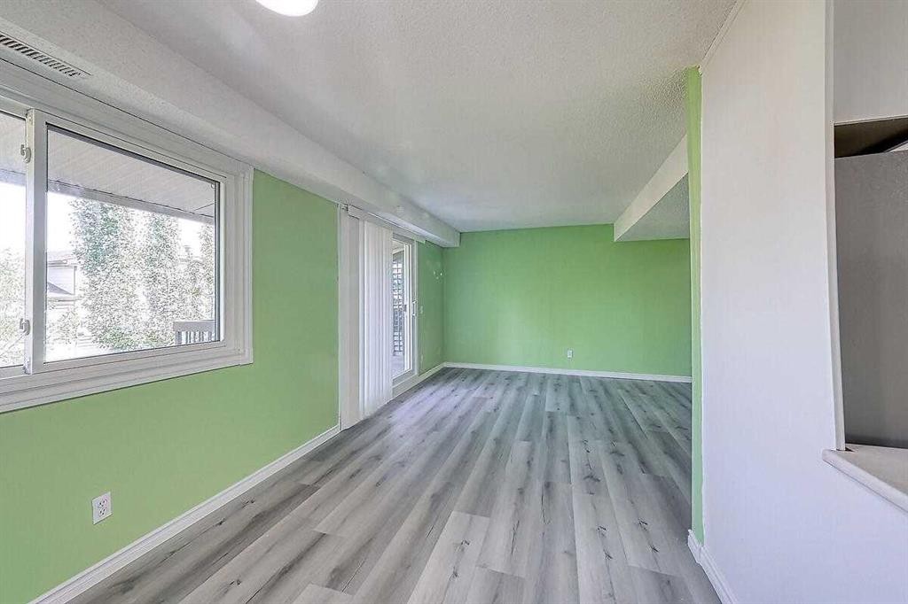 206-2200 Woodview Drive Sw, Calgary, AB - Indoor Photo Showing Other Room