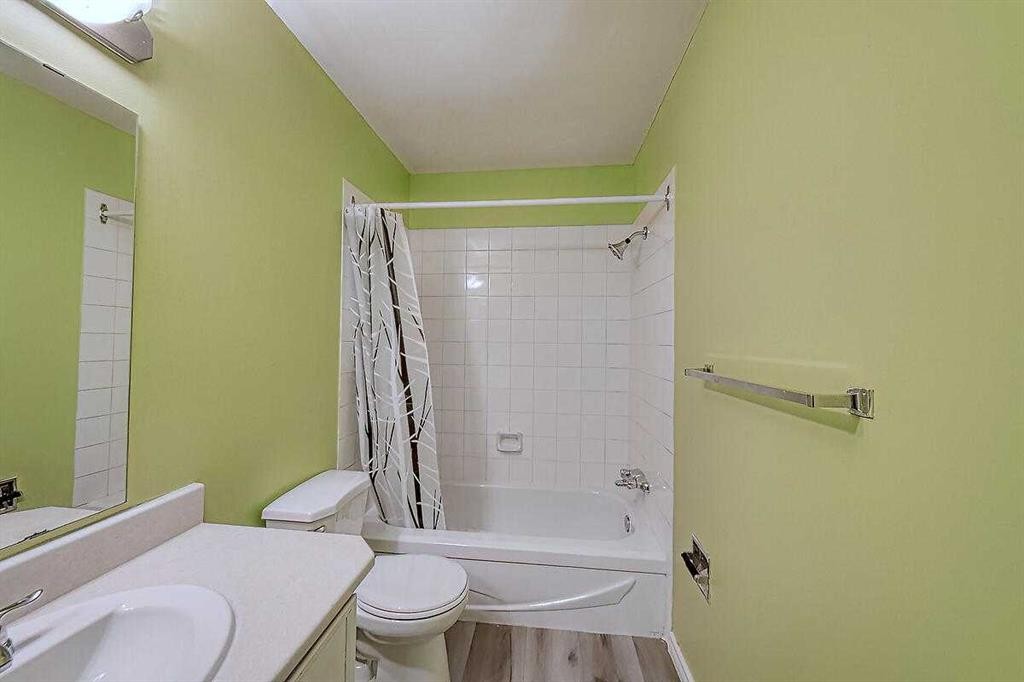 206-2200 Woodview Drive Sw, Calgary, AB - Indoor Photo Showing Bathroom