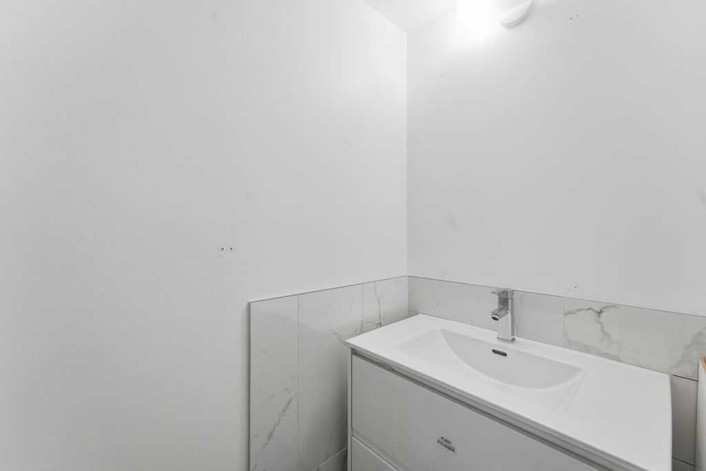 1447 Berkley Drive Nw, Calgary, AB - Indoor Photo Showing Bathroom
