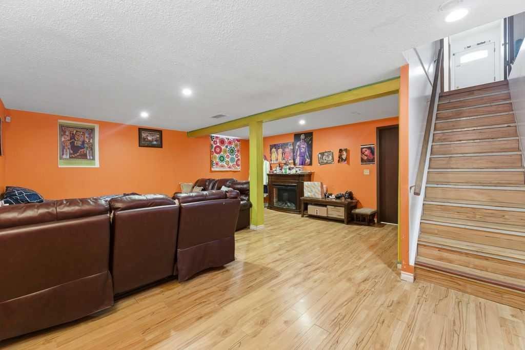 1447 Berkley Drive Nw, Calgary, AB - Indoor