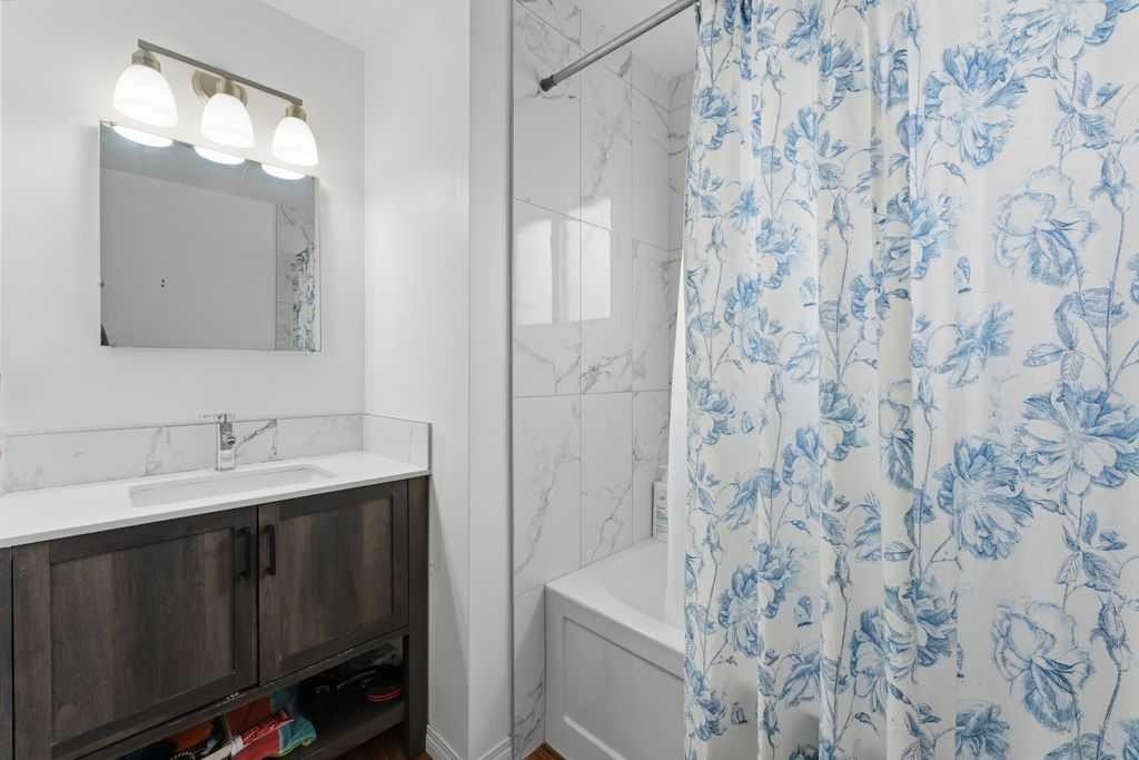 1447 Berkley Drive Nw, Calgary, AB - Indoor Photo Showing Bathroom