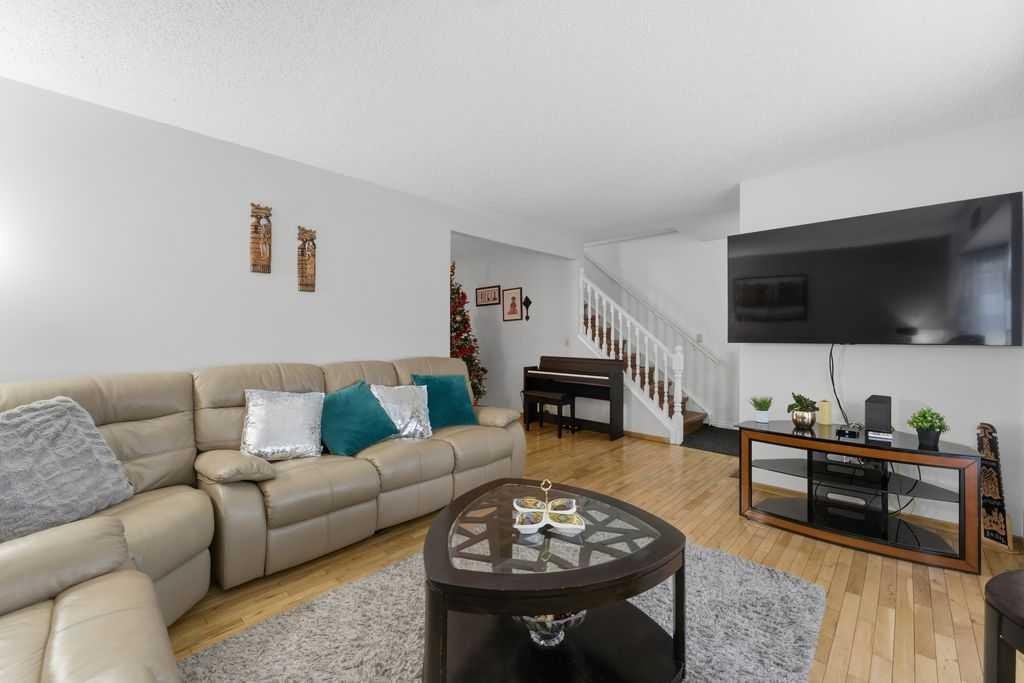 1447 Berkley Drive Nw, Calgary, AB - Indoor Photo Showing Living Room