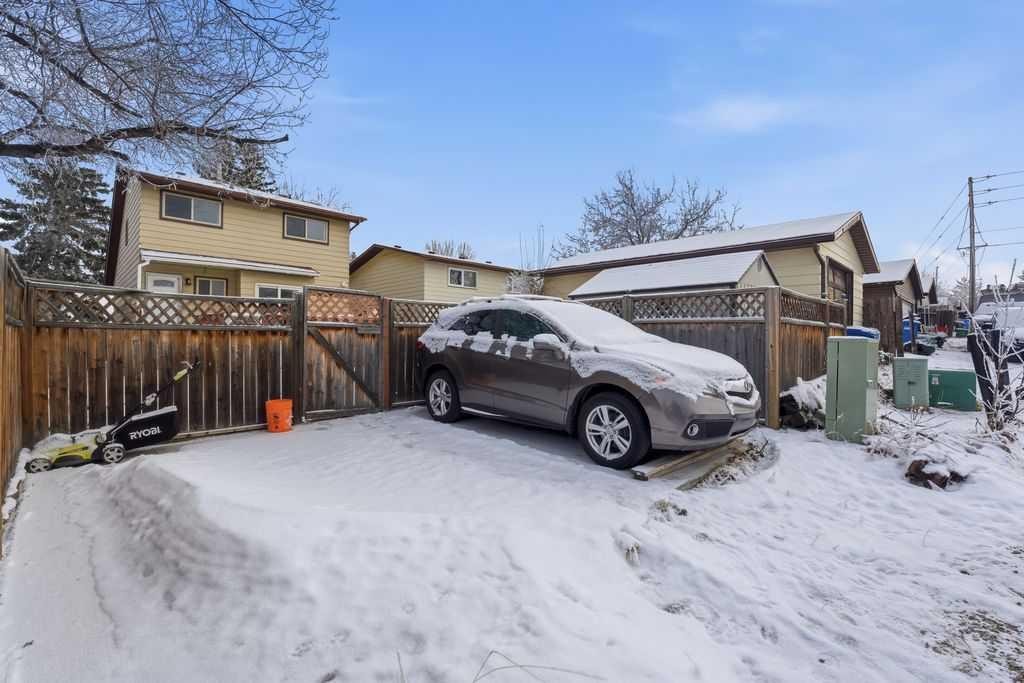 1447 Berkley Drive Nw, Calgary, AB - Outdoor