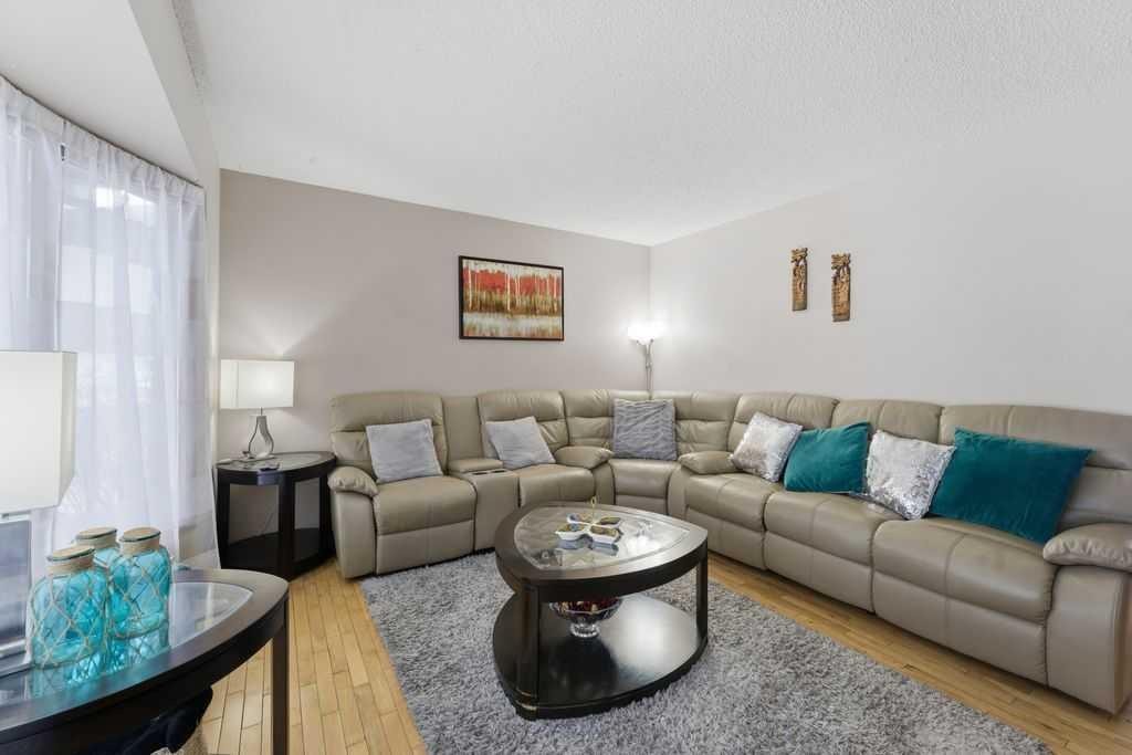 1447 Berkley Drive Nw, Calgary, AB - Indoor Photo Showing Living Room