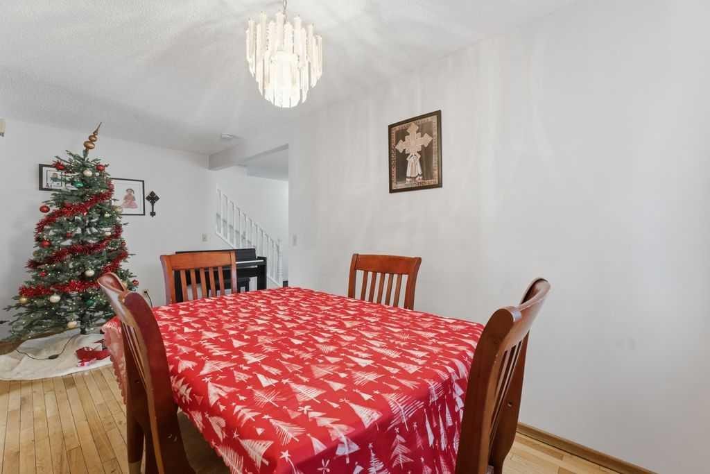 1447 Berkley Drive Nw, Calgary, AB - Indoor Photo Showing Dining Room
