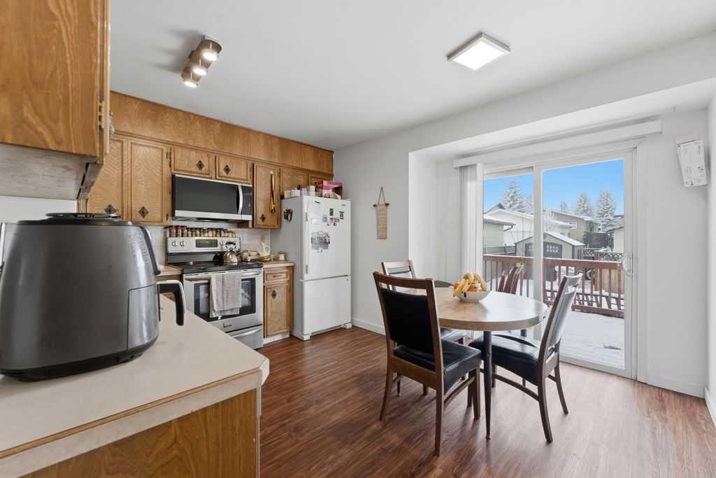 1447 Berkley Drive Nw, Calgary, AB - Indoor