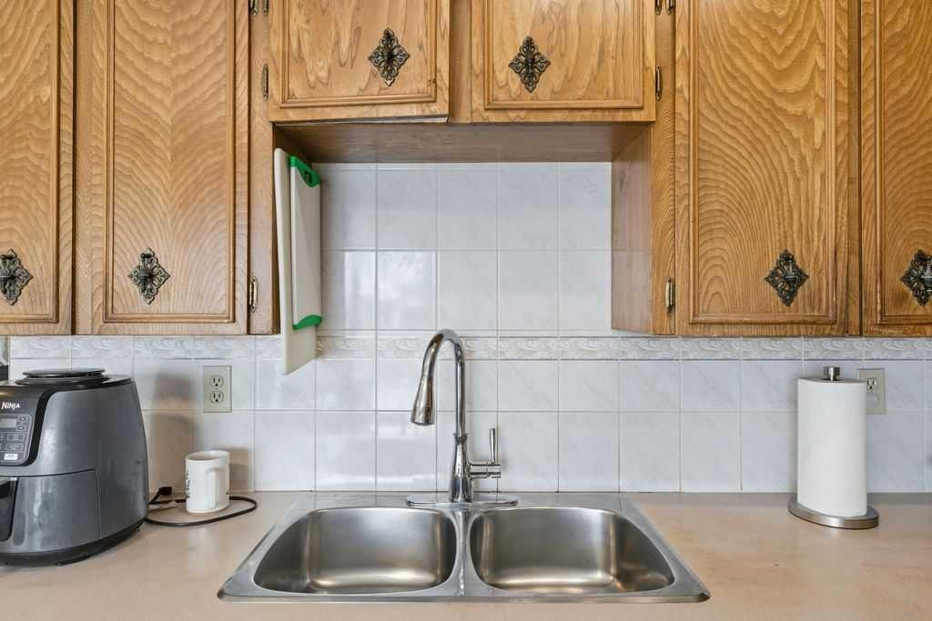 1447 Berkley Drive Nw, Calgary, AB - Indoor Photo Showing Kitchen With Double Sink