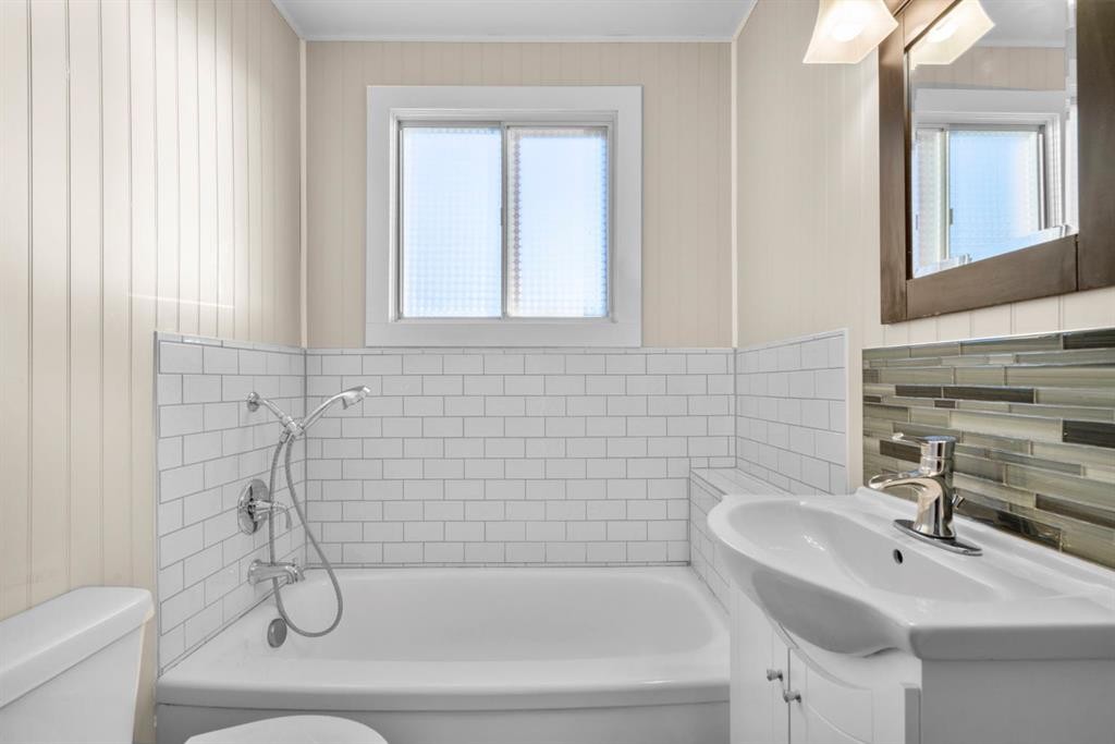 17 Gibson Road, Benchlands, AB - Indoor Photo Showing Bathroom