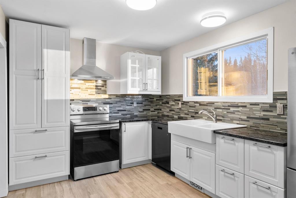 17 Gibson Road, Benchlands, AB - Indoor Photo Showing Kitchen With Upgraded Kitchen