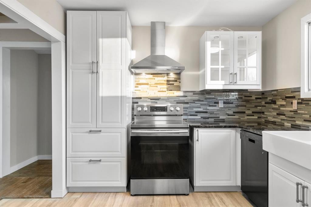 17 Gibson Road, Benchlands, AB - Indoor Photo Showing Kitchen
