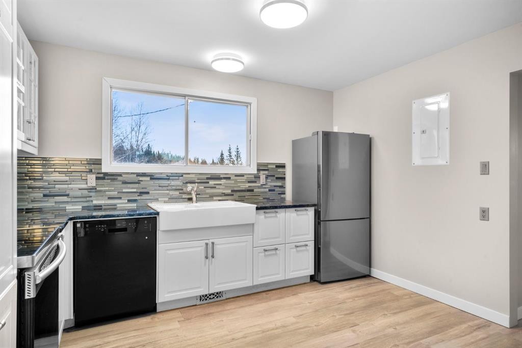 17 Gibson Road, Benchlands, AB - Indoor Photo Showing Kitchen