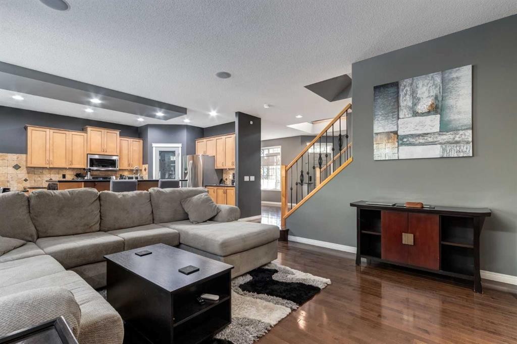 10 Chapala Road Se, Calgary, AB - Indoor Photo Showing Living Room