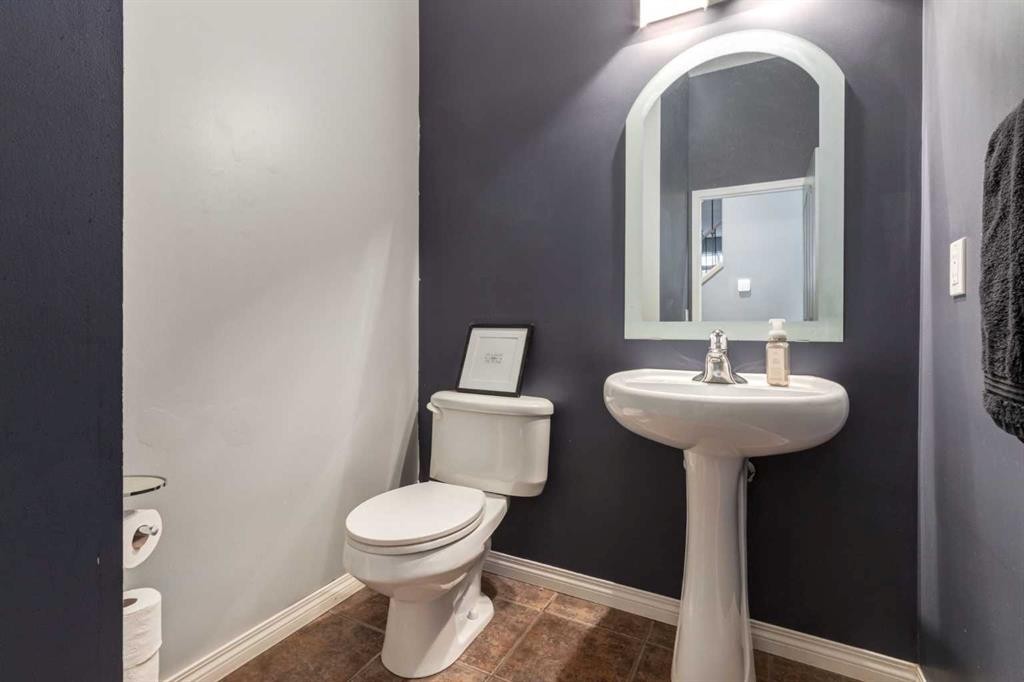 10 Chapala Road Se, Calgary, AB - Indoor Photo Showing Bathroom