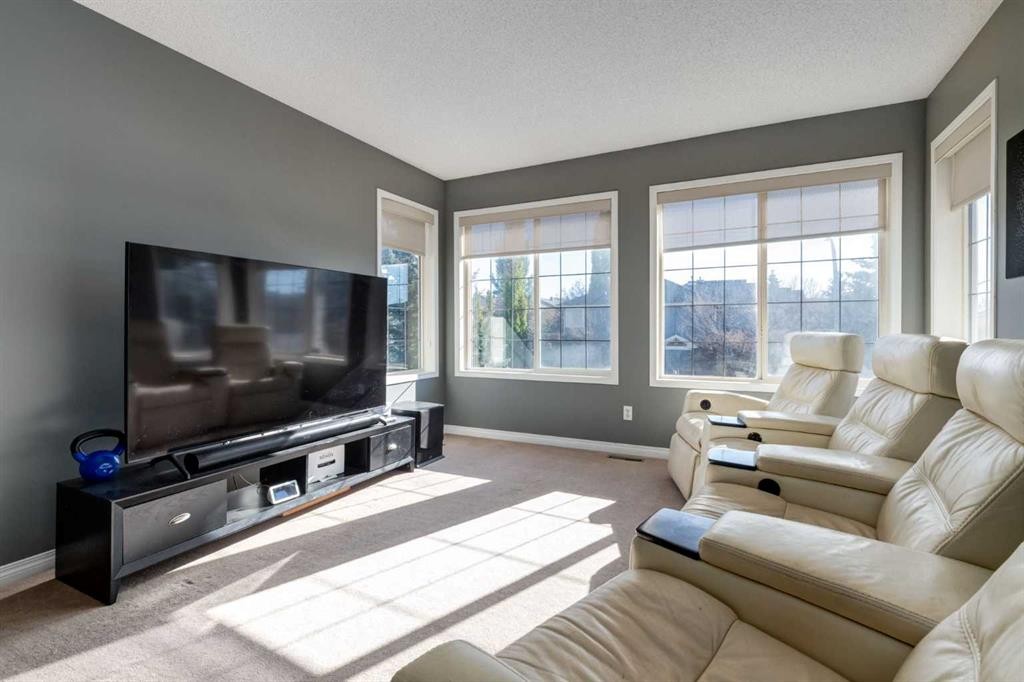 10 Chapala Road Se, Calgary, AB - Indoor Photo Showing Living Room
