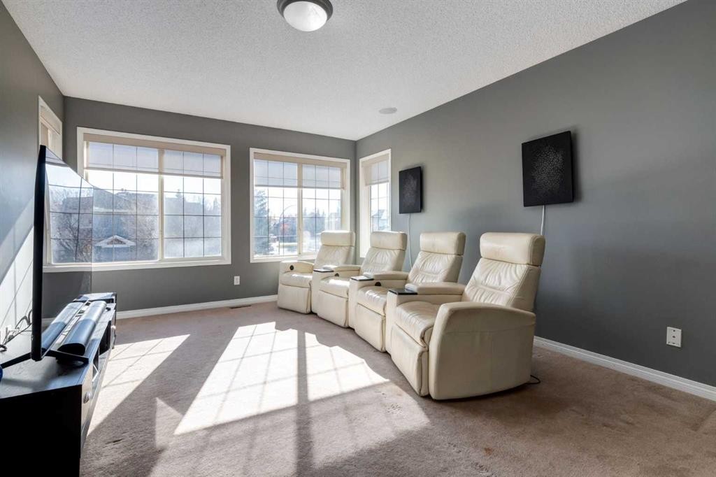 10 Chapala Road Se, Calgary, AB - Indoor Photo Showing Living Room