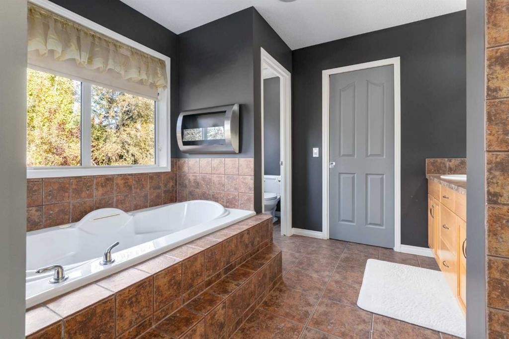 10 Chapala Road Se, Calgary, AB - Indoor Photo Showing Bathroom