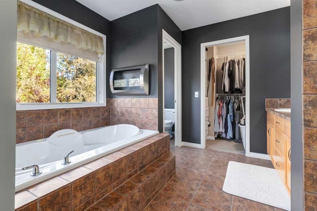 10 Chapala Road Se, Calgary, AB - Indoor Photo Showing Bathroom