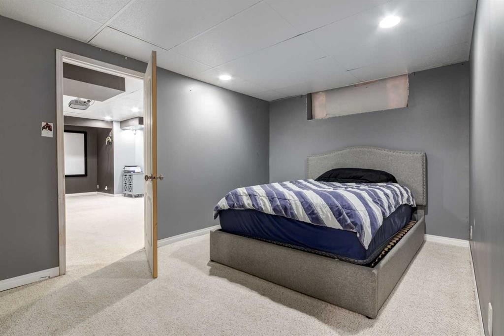 10 Chapala Road Se, Calgary, AB - Indoor Photo Showing Bedroom