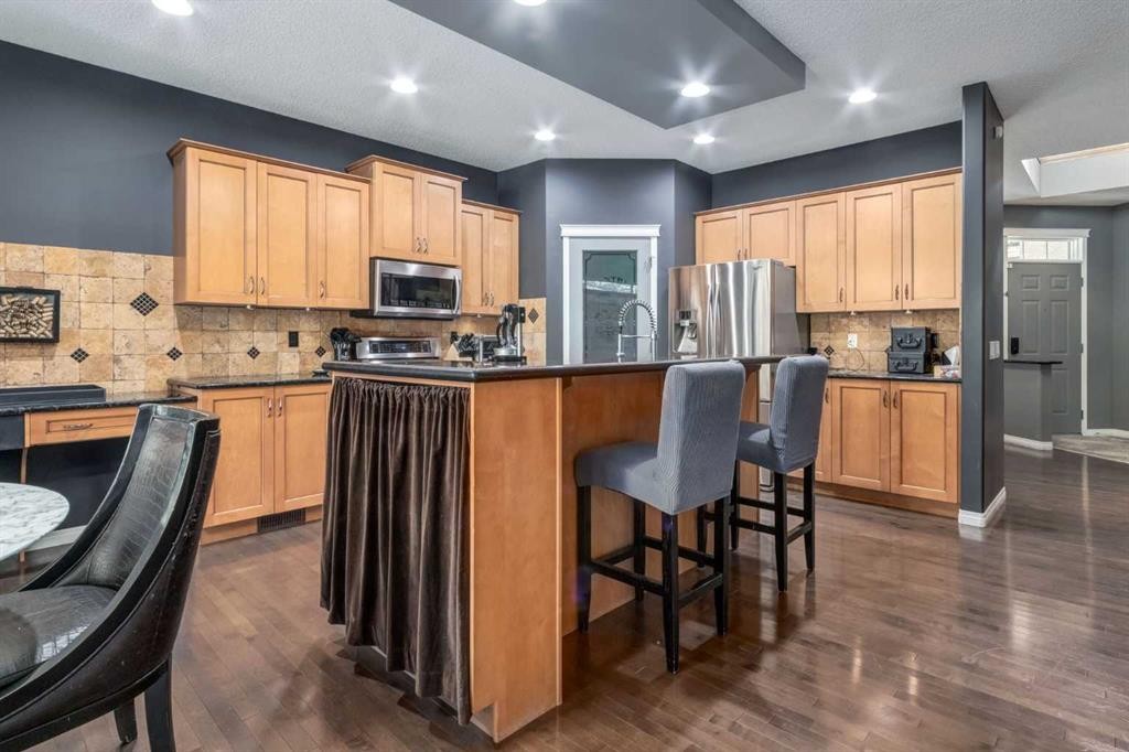 10 Chapala Road Se, Calgary, AB - Indoor Photo Showing Kitchen