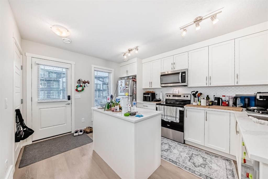 406-474 Seton Circle Se, Calgary, AB - Indoor Photo Showing Kitchen
