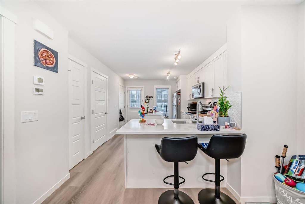 406-474 Seton Circle Se, Calgary, AB - Indoor Photo Showing Kitchen