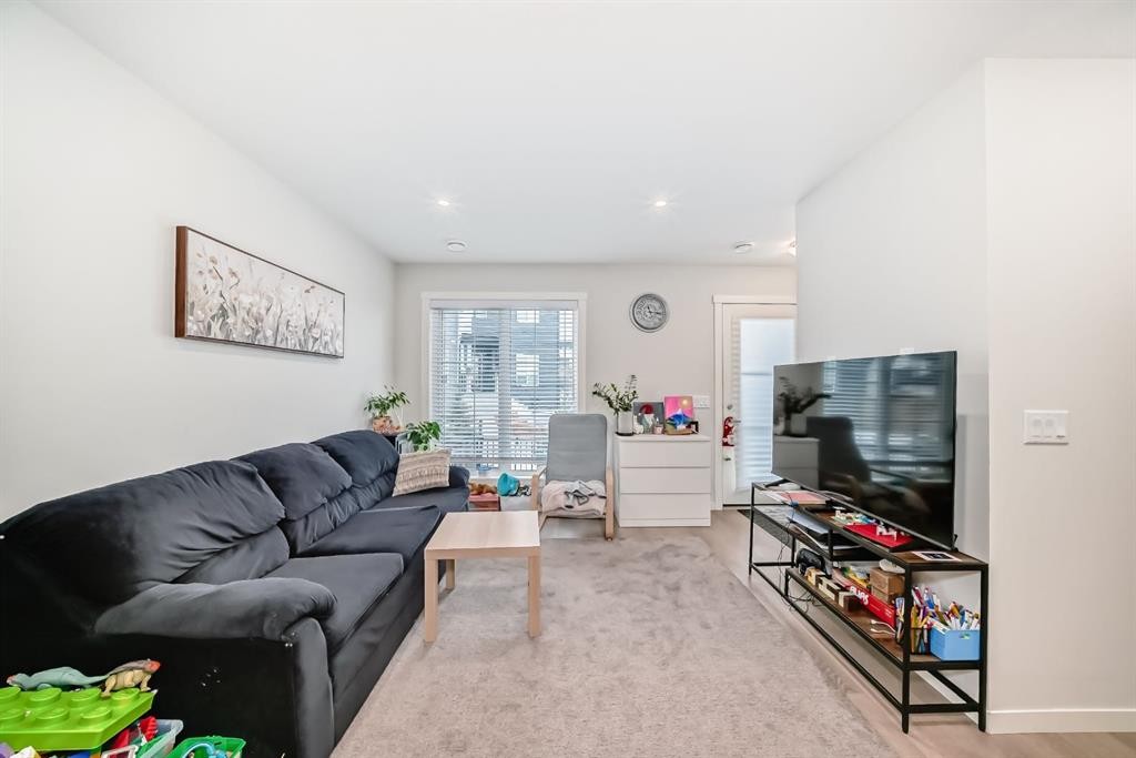 406-474 Seton Circle Se, Calgary, AB - Indoor Photo Showing Living Room