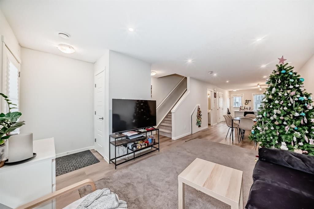 406-474 Seton Circle Se, Calgary, AB - Indoor Photo Showing Living Room