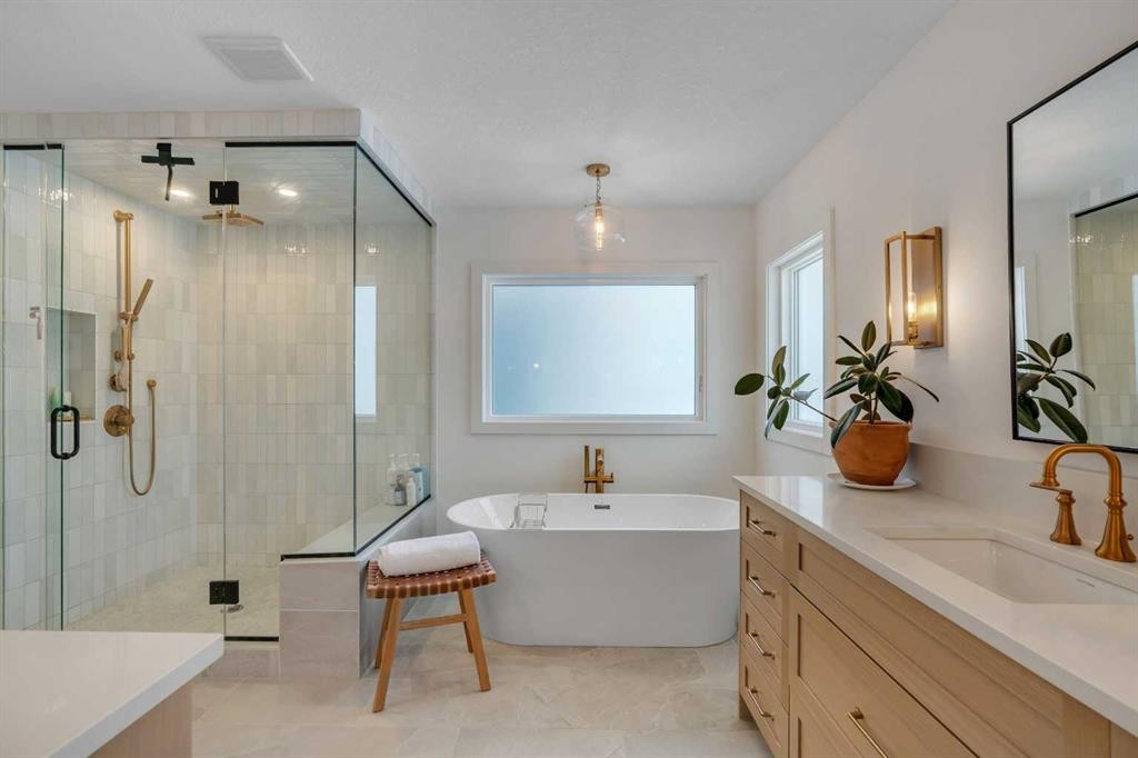 1176 Cranbrook Gardens Se, Calgary, AB - Indoor Photo Showing Bathroom