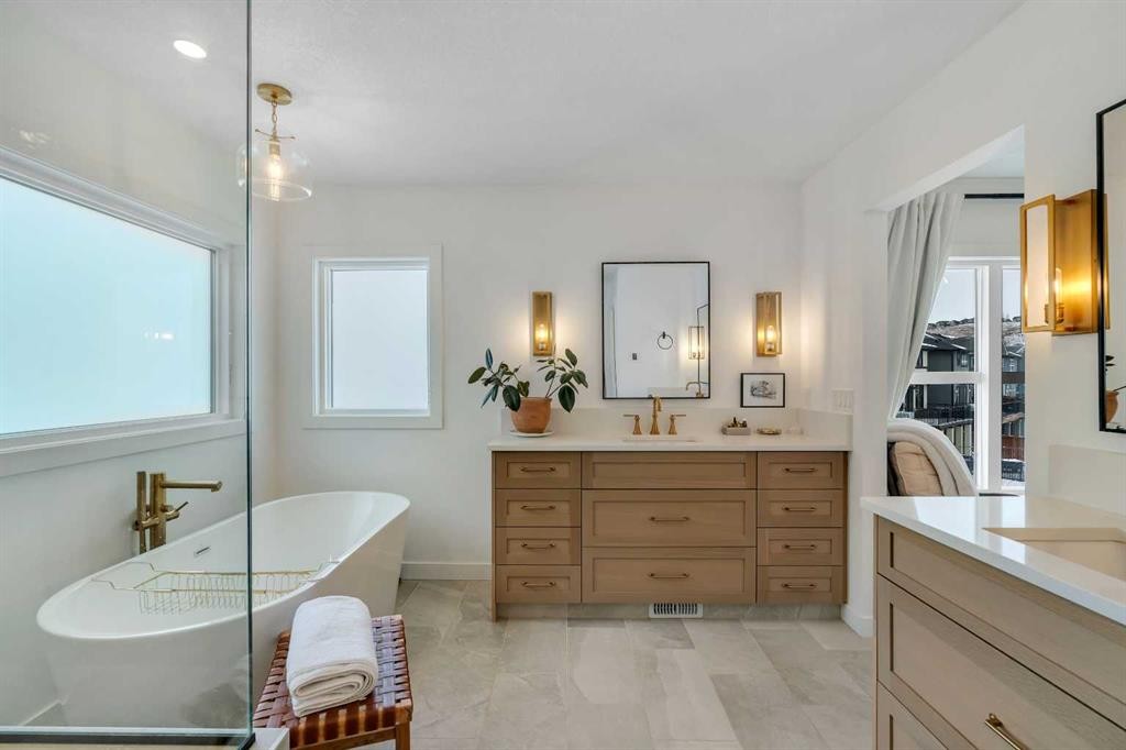 1176 Cranbrook Gardens Se, Calgary, AB - Indoor Photo Showing Bathroom