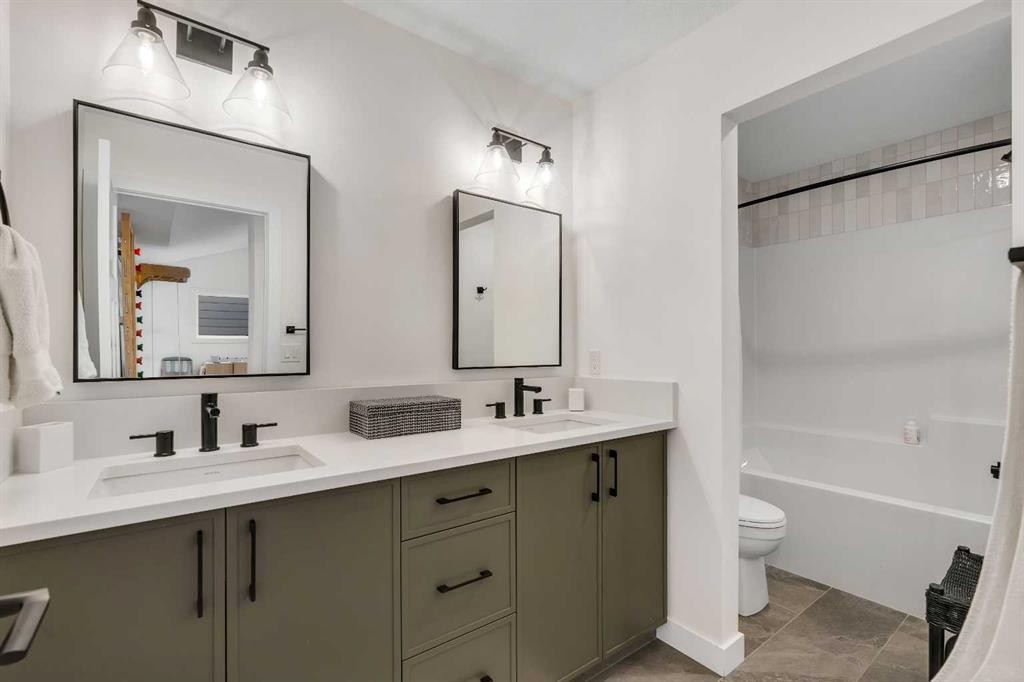 1176 Cranbrook Gardens Se, Calgary, AB - Indoor Photo Showing Bathroom