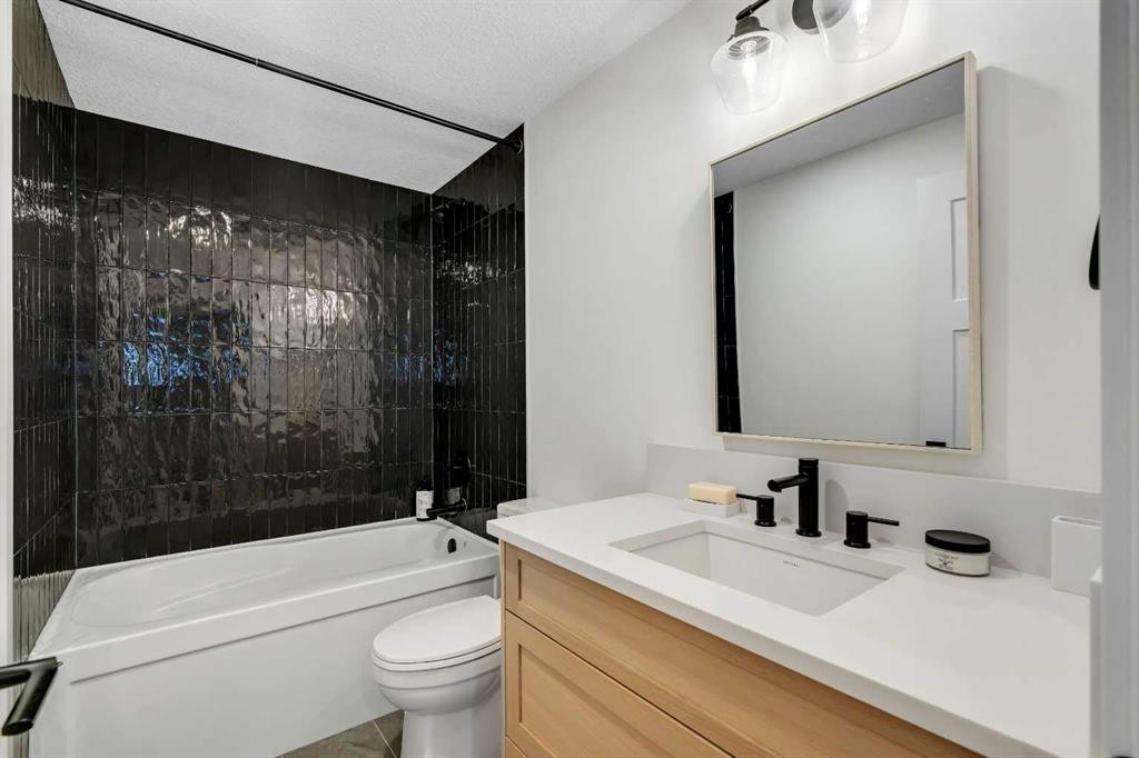 1176 Cranbrook Gardens Se, Calgary, AB - Indoor Photo Showing Bathroom