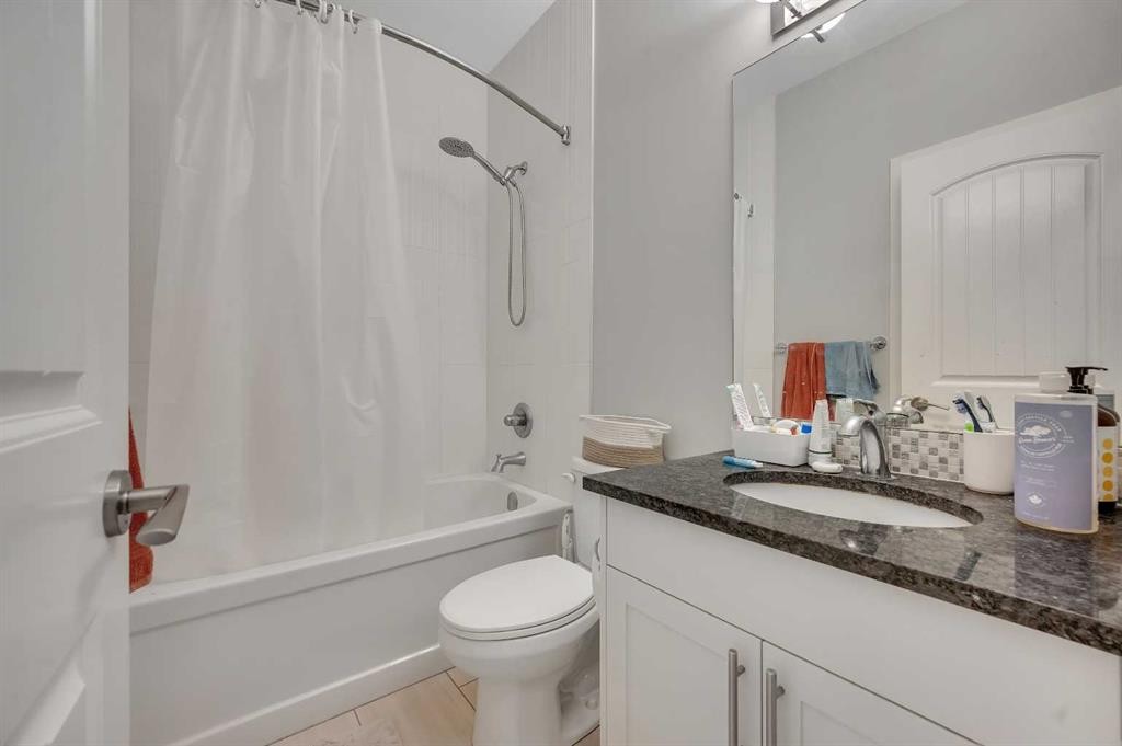 1708 23 Avenue Nw, Calgary, AB - Indoor Photo Showing Bathroom