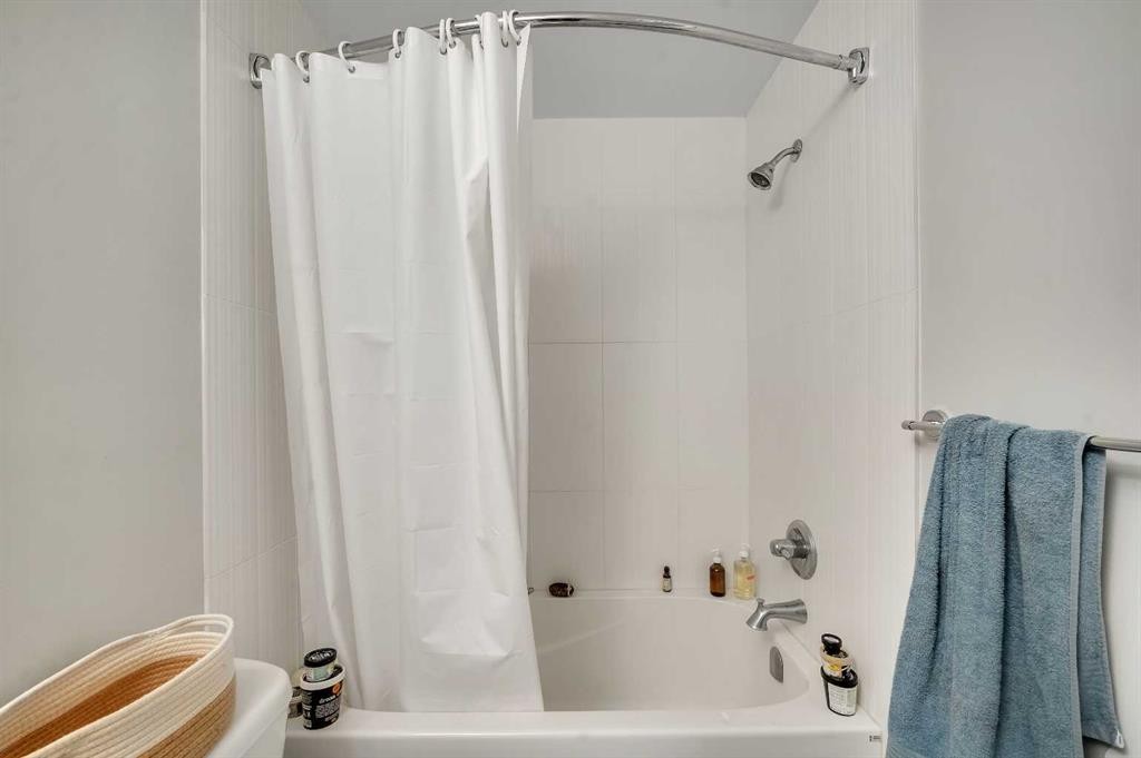 1708 23 Avenue Nw, Calgary, AB - Indoor Photo Showing Bathroom