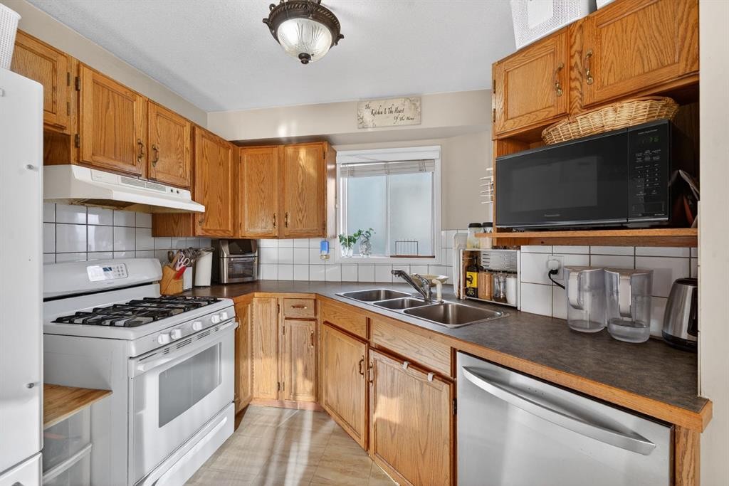 139 Castledale Way Ne, Calgary, AB - Indoor Photo Showing Kitchen With Double Sink