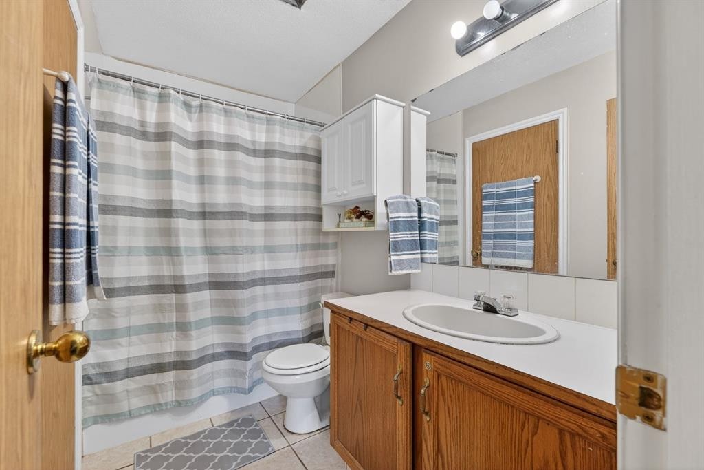 139 Castledale Way Ne, Calgary, AB - Indoor Photo Showing Bathroom