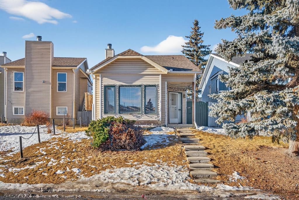 139 Castledale Way Ne, Calgary, AB - Outdoor