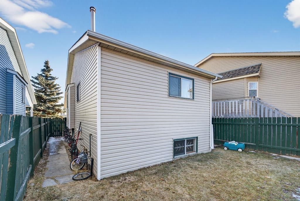 139 Castledale Way Ne, Calgary, AB - Outdoor With Exterior