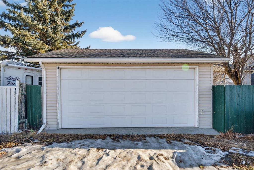 139 Castledale Way Ne, Calgary, AB - Outdoor