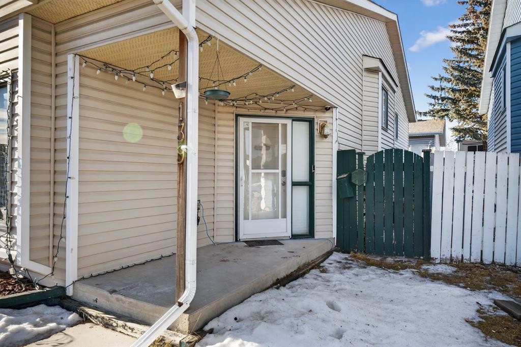 139 Castledale Way Ne, Calgary, AB - Outdoor With Exterior