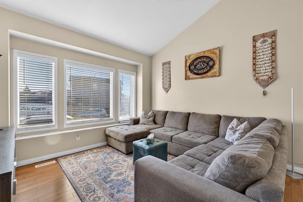 139 Castledale Way Ne, Calgary, AB - Indoor Photo Showing Living Room