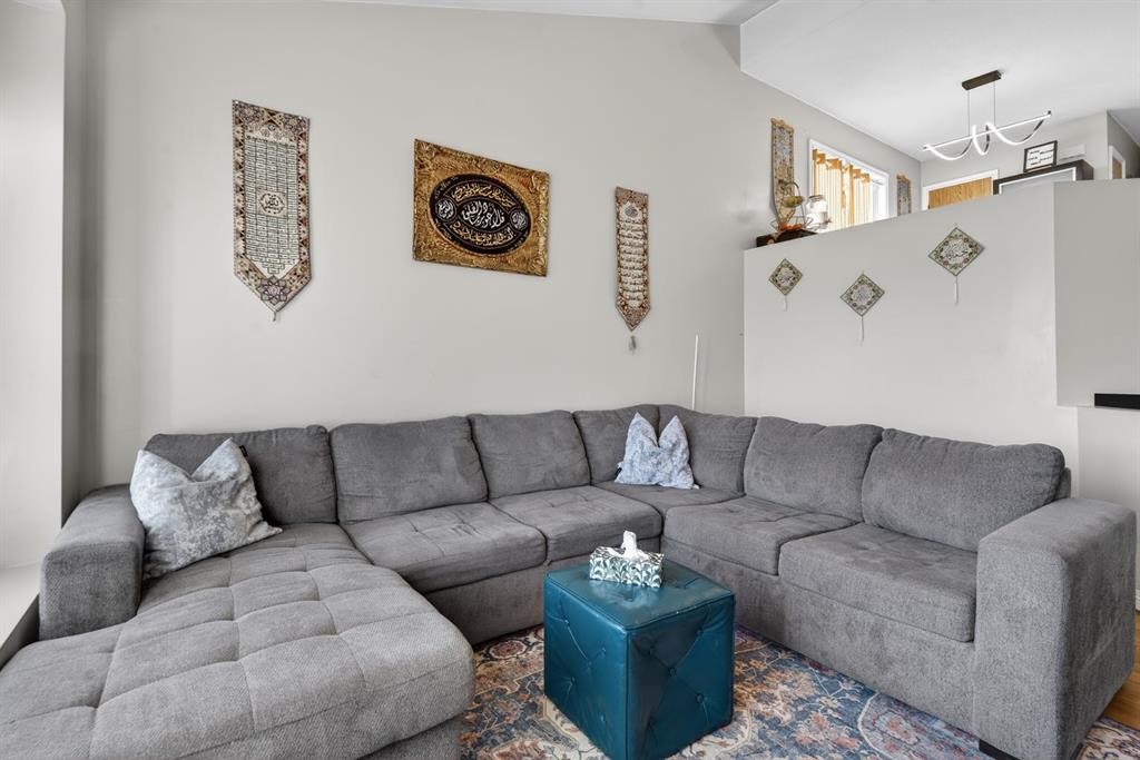 139 Castledale Way Ne, Calgary, AB - Indoor Photo Showing Living Room