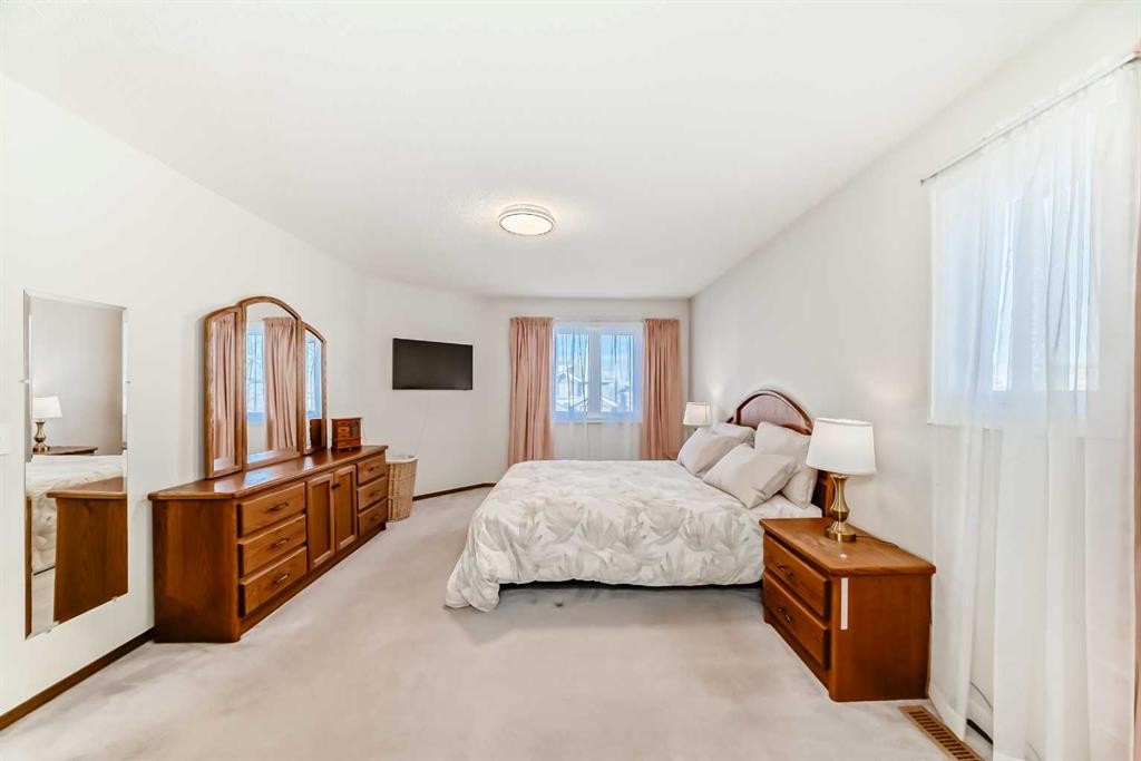 205 Patterson Hill Sw, Calgary, AB - Indoor Photo Showing Bedroom