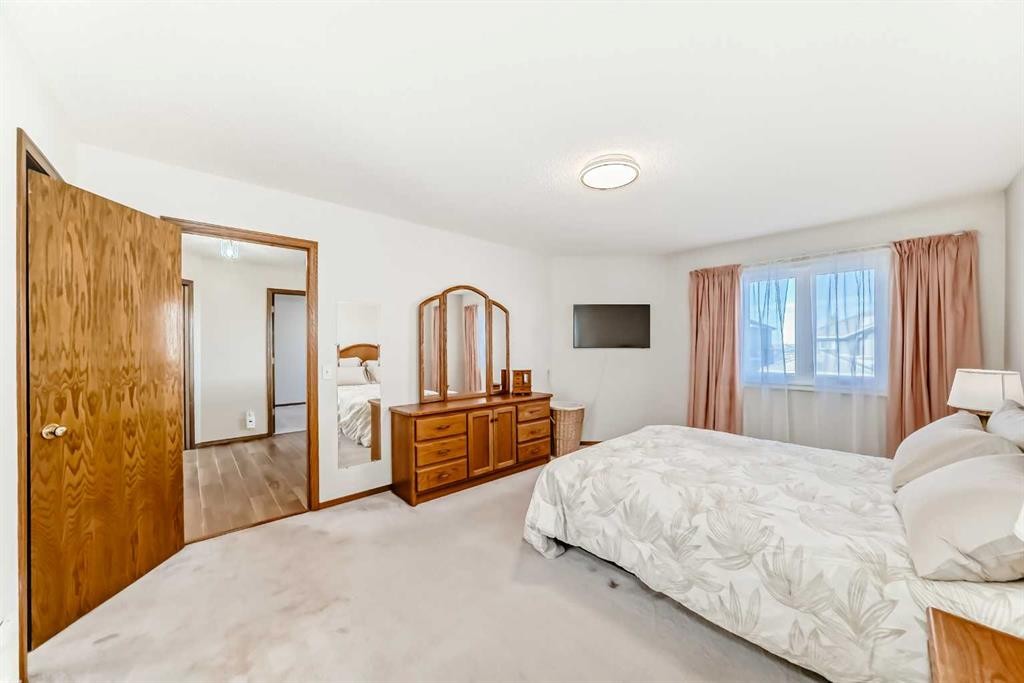 205 Patterson Hill Sw, Calgary, AB - Indoor Photo Showing Bedroom