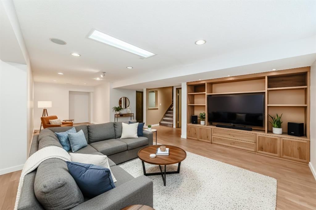205 Patterson Hill Sw, Calgary, AB - Indoor Photo Showing Living Room