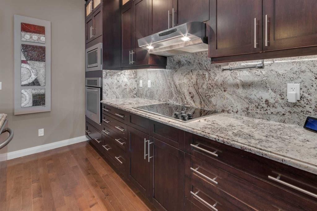 2534 3 Avenue Nw, Calgary, AB - Indoor Photo Showing Kitchen With Upgraded Kitchen