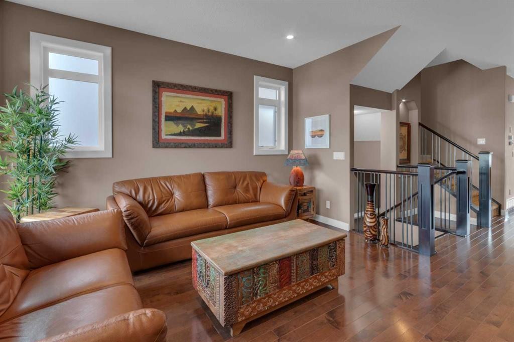 2534 3 Avenue Nw, Calgary, AB - Indoor Photo Showing Living Room