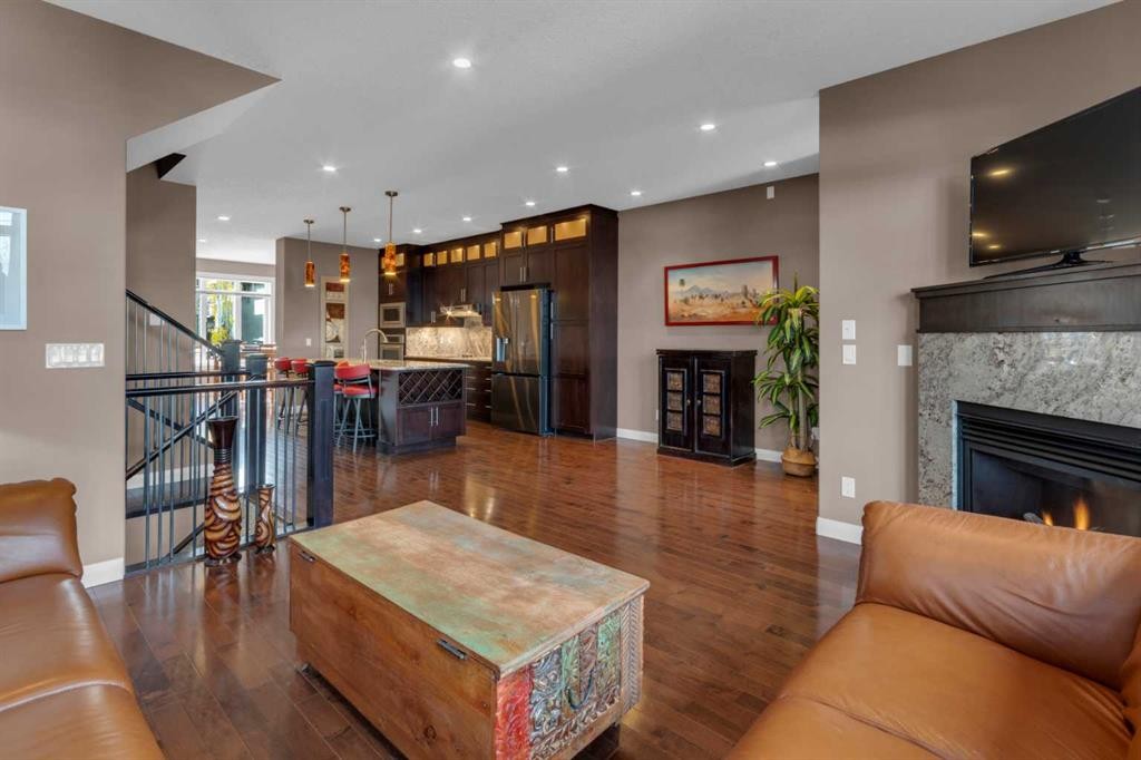 2534 3 Avenue Nw, Calgary, AB - Indoor Photo Showing Living Room With Fireplace