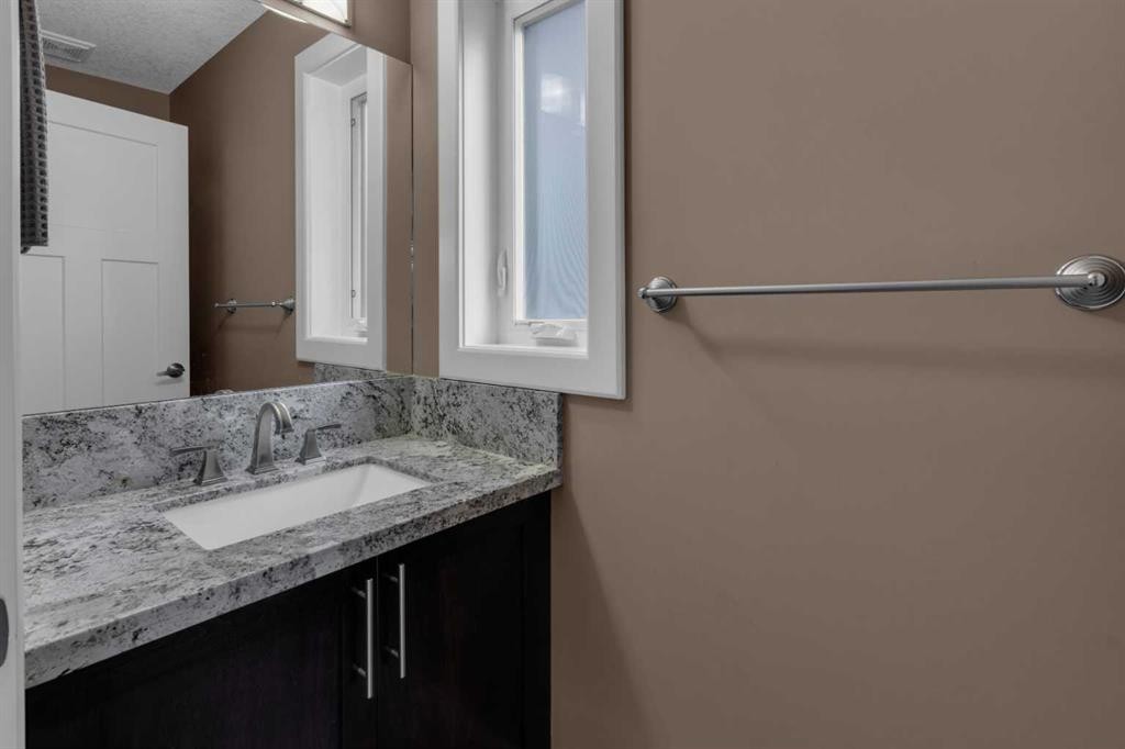 2534 3 Avenue Nw, Calgary, AB - Indoor Photo Showing Bathroom